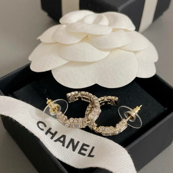 Chanel curved drill earrings