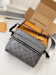 Louis Vuitton OUTDOOR Men's Messenger bag M30830, 26 * 20 * 10.5cm