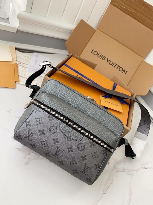 Louis Vuitton OUTDOOR Men's Messenger bag M30830, 26 * 20 * 10.5cm