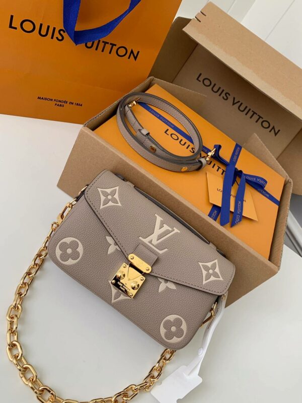 Louis Vuitton counter classic hot selling Pochette Métis East West bag M23081, 21.5 * 13.5 * 6cm