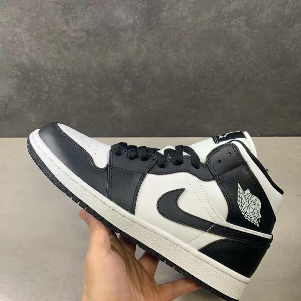 Air Jordan 1 High Retro Black White