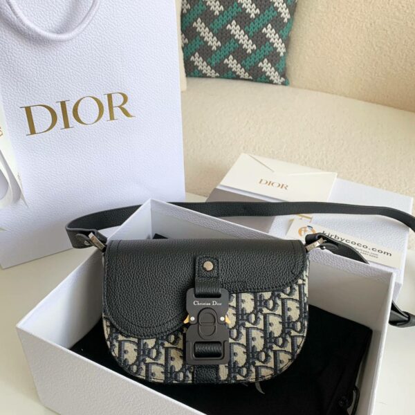 Dior Essentials Saddle Carrying Bag (with shoulder straps) of top quality Size: 19.5 * 13 * 4.3cm