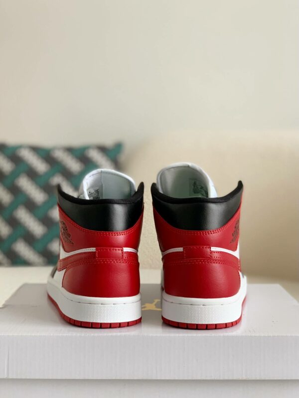 Nike Air Jordan 1 Retro High OG Bred Toe