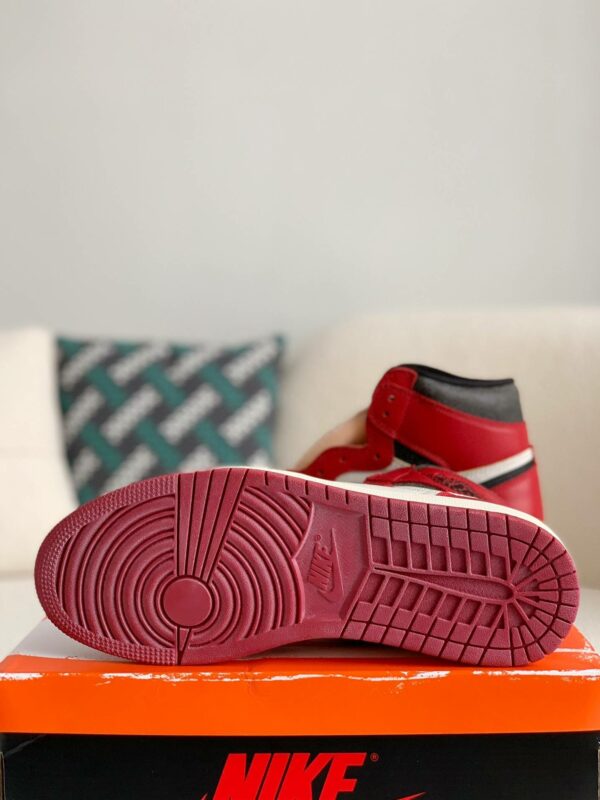 Air Jordan 1 Retro High OG Chicago Red