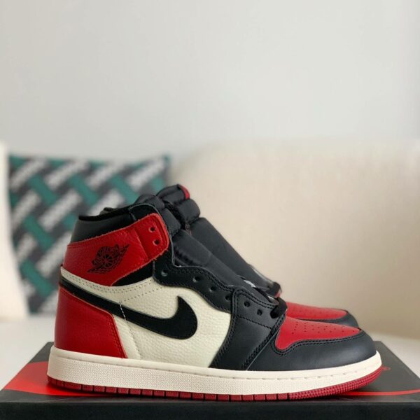 Air Jordan 1 Retro High OG Bred Toe