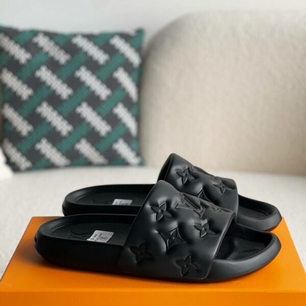 LOUIS VUITTON  WOMEN'S SLIPPERS