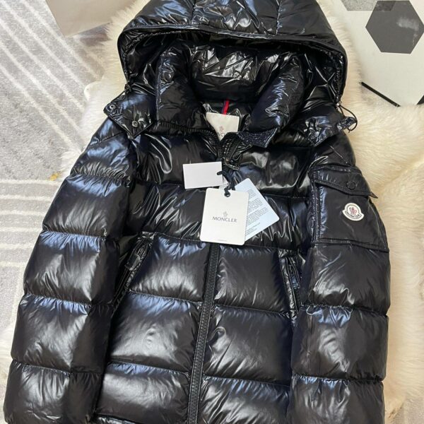 Moncler Men’s and woman’s Jacket (The chip can be scanned)