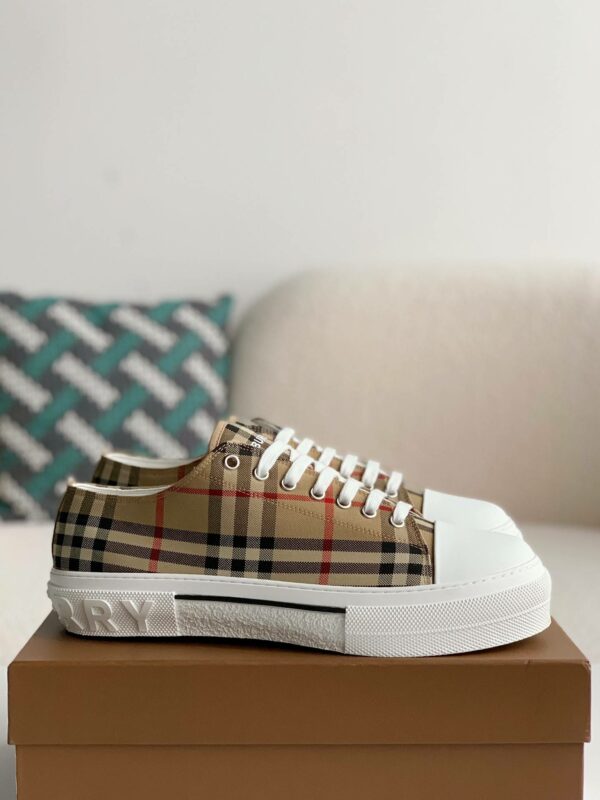 Burberry Low cut casual sports shoes