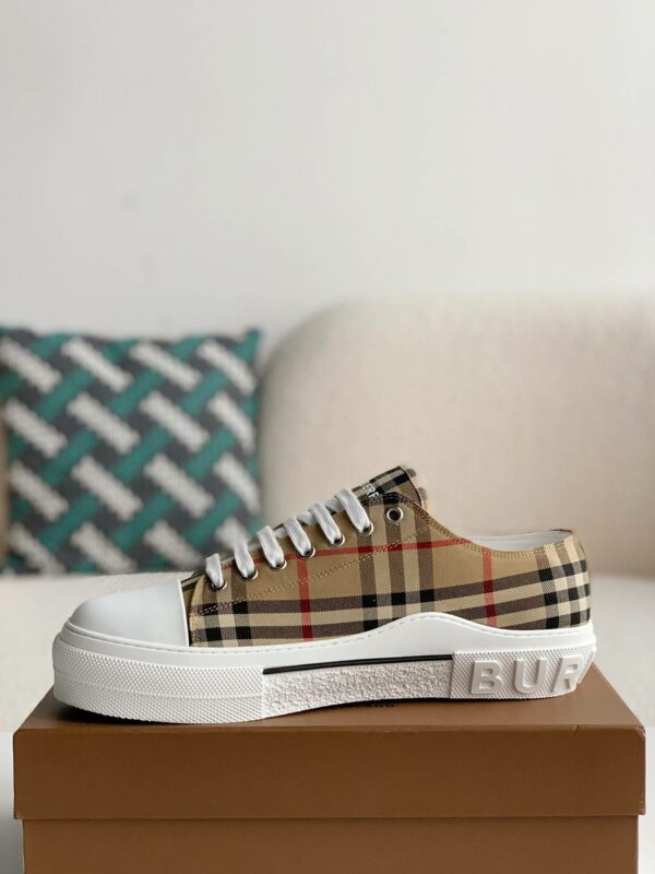 Burberry Low cut casual sports shoes