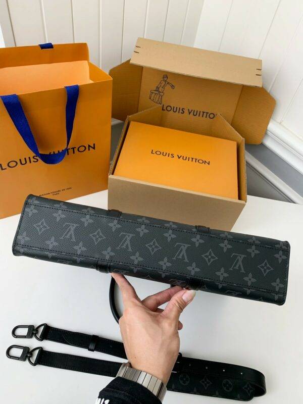 Louis Vuitton's new Sac Plat Horizontal Zippé men's black flower briefcase M45165 Size: 31*39*8.5cm