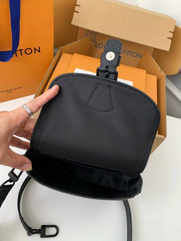 Louis Vuitton New season Montsouris Small Messenger Bag M47060  Size：20*17*7cm