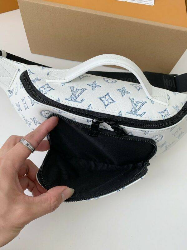 New Louis Vuitton RUSH waist bag M25227 Size: 30*15*8cm