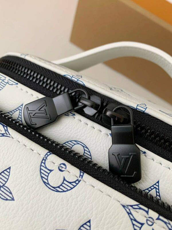 New Louis Vuitton RUSH waist bag M25227 Size: 30*15*8cm