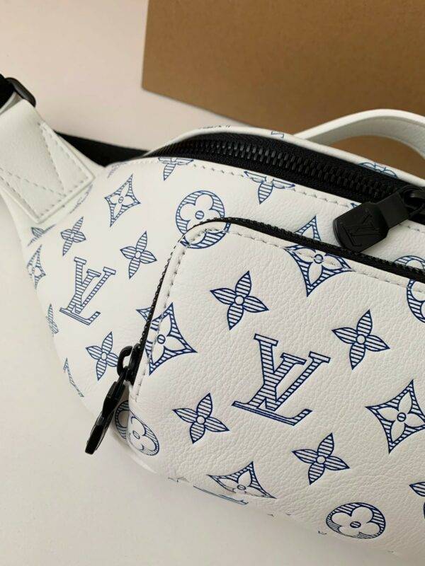 New Louis Vuitton RUSH waist bag M25227 Size: 30*15*8cm