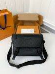 New Louis Vuitton VOYAGER small men's messenger bag M25121 Size: 33*22.5*11cm