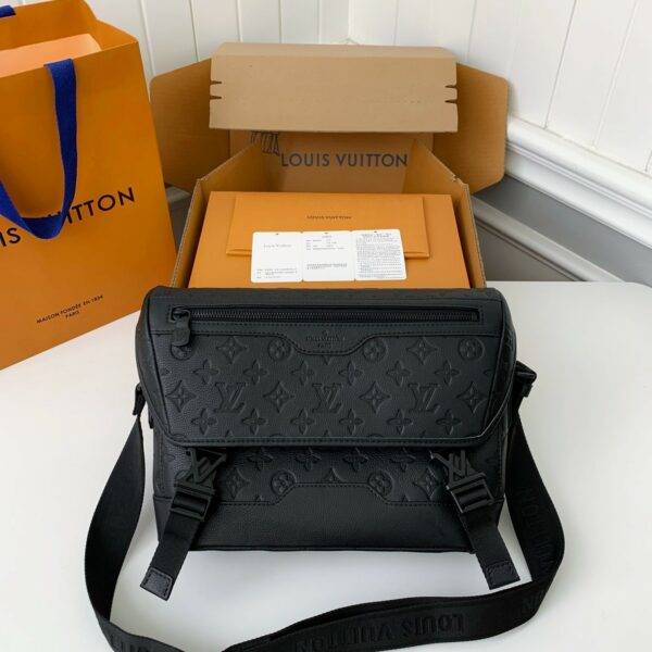 New Louis Vuitton VOYAGER small men's messenger bag M25121 Size: 33*22.5*11cm