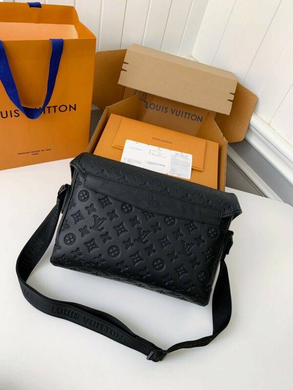 New Louis Vuitton VOYAGER small men's messenger bag M25121 Size: 33*22.5*11cm