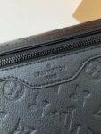 New Louis Vuitton VOYAGER small men's messenger bag M25121 Size: 33*22.5*11cm