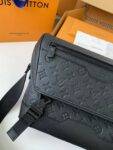 New Louis Vuitton VOYAGER small men's messenger bag M25121 Size: 33*22.5*11cm