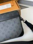 Louis Vuitton Trio New Men’s colour-matching postman bag M69443  Size：25*18.5*7cm