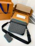 Louis Vuitton Trio New Men’s colour-matching postman bag M11648  Size：25*18.5*7cm